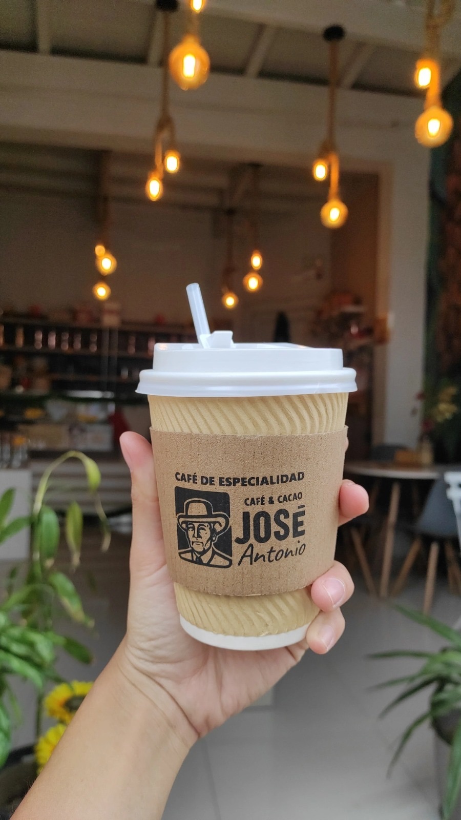 Vaso de café al paso con café americano.