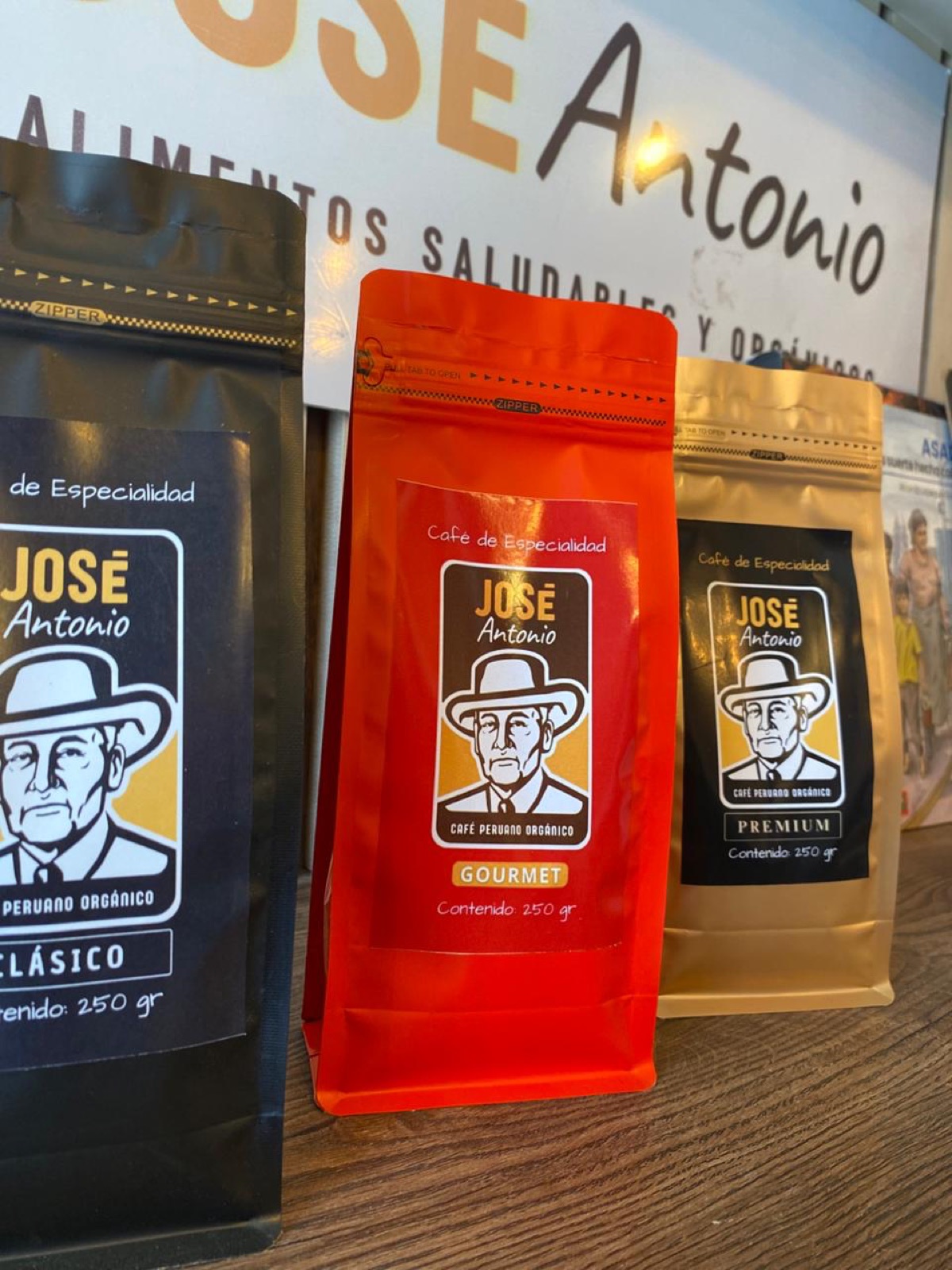 Tres variedades de café de especialidad José Antonio sobre una mesa.