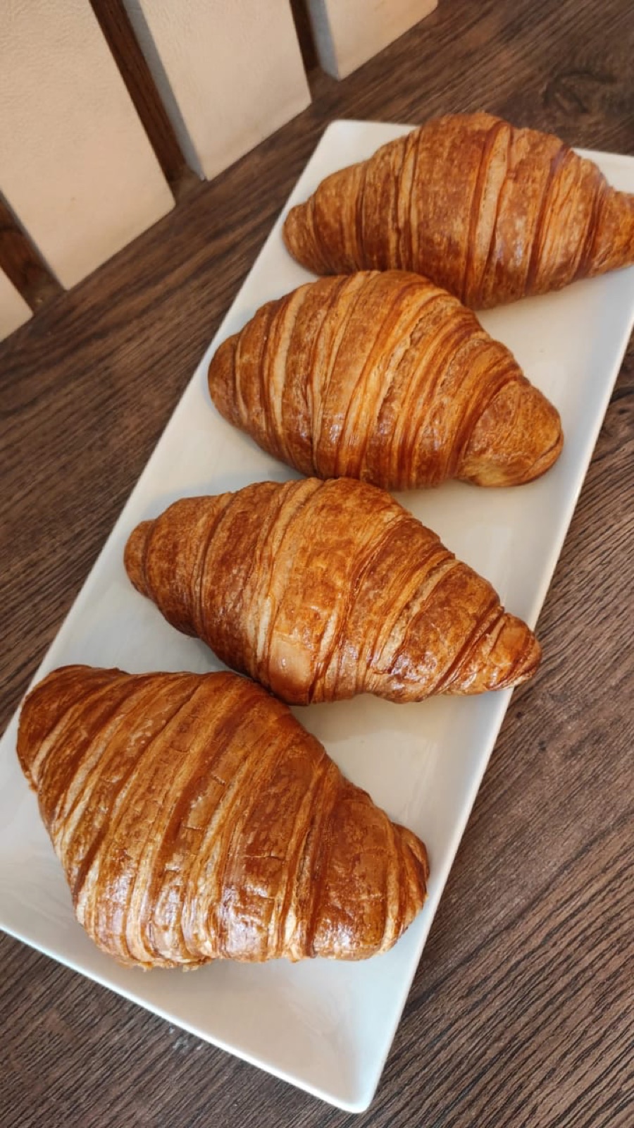 Croissants servidos en bandeja.