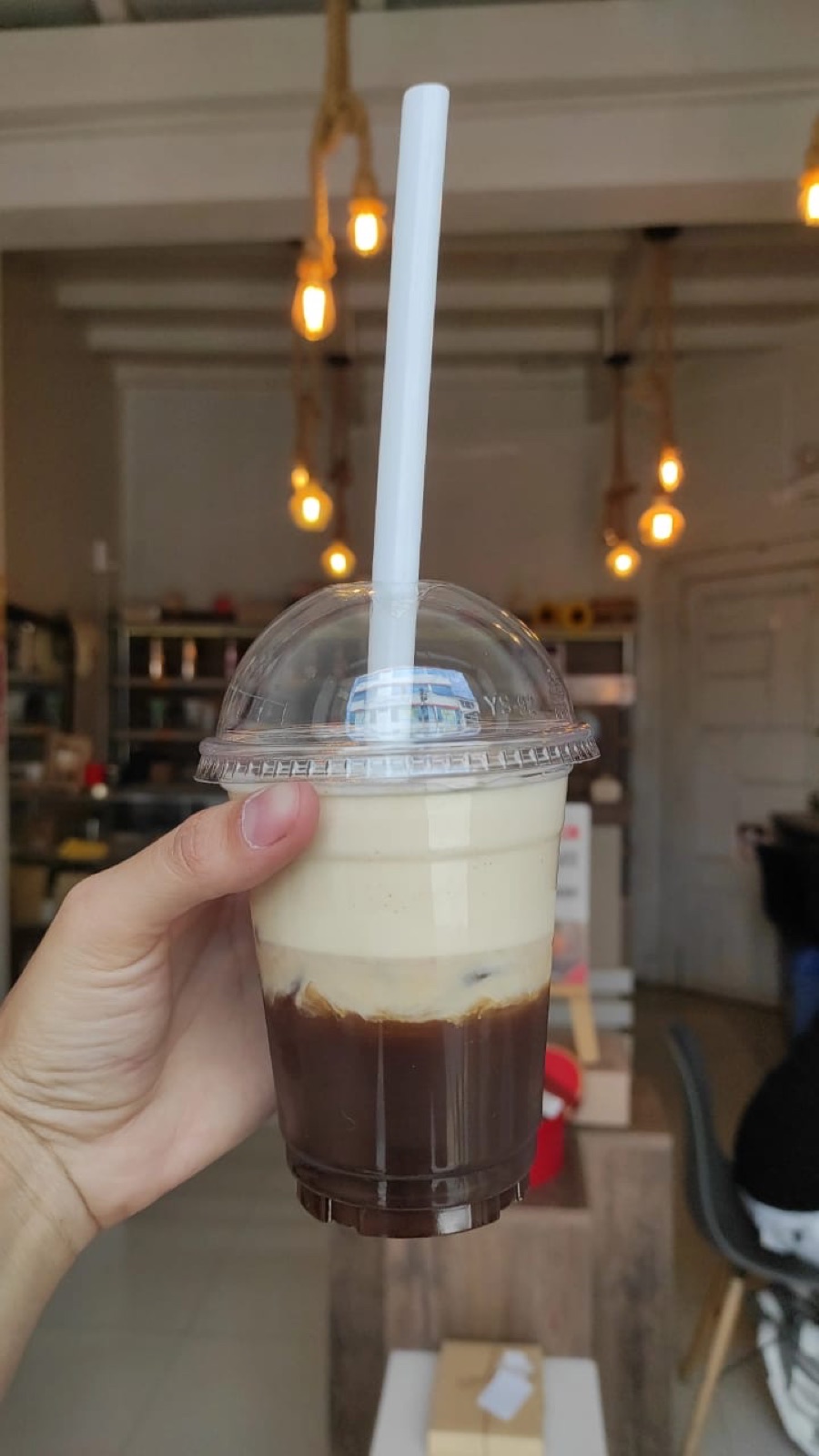 Milk coffee servido en vaso de 12 onzas.