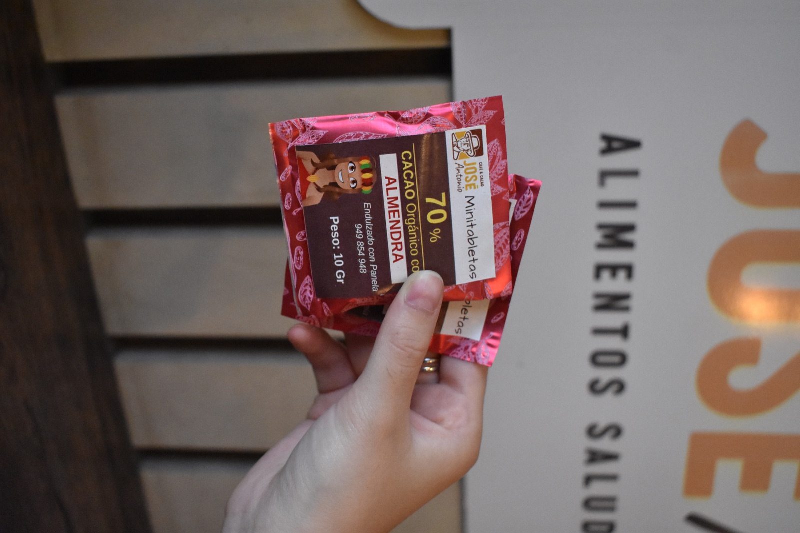 Minitabletas de chocolate saludable con frutos secos.