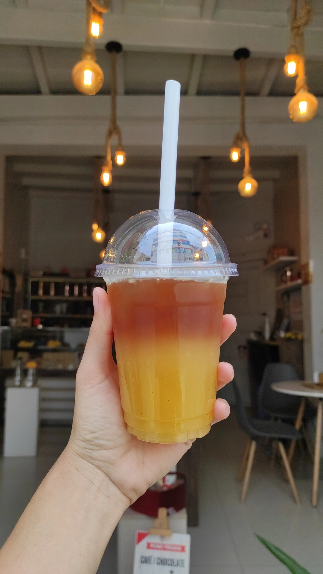 Orange coffee servido en vaso de 12 onzas.