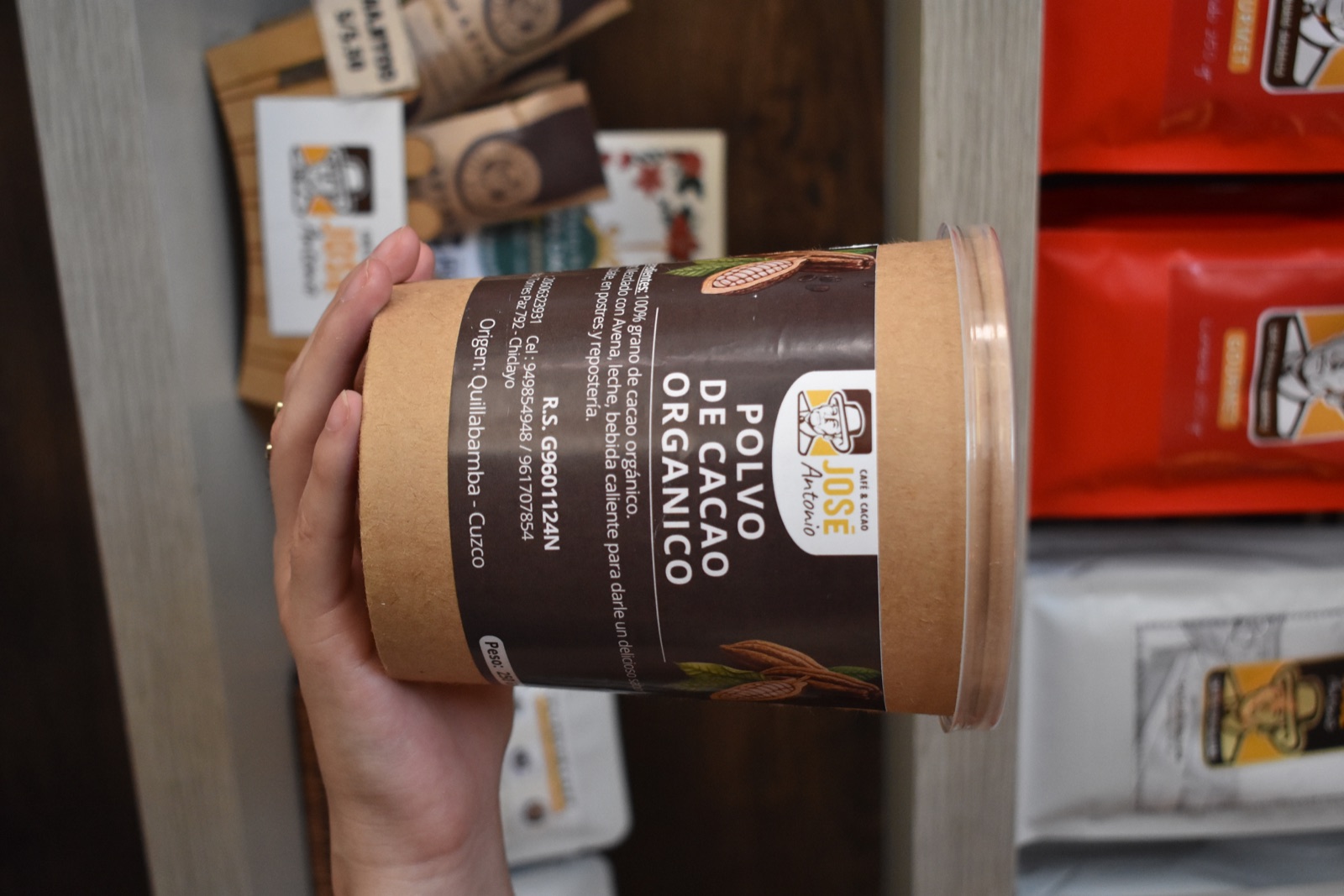 Pote de polvo de cacao 100% puro orgánico.