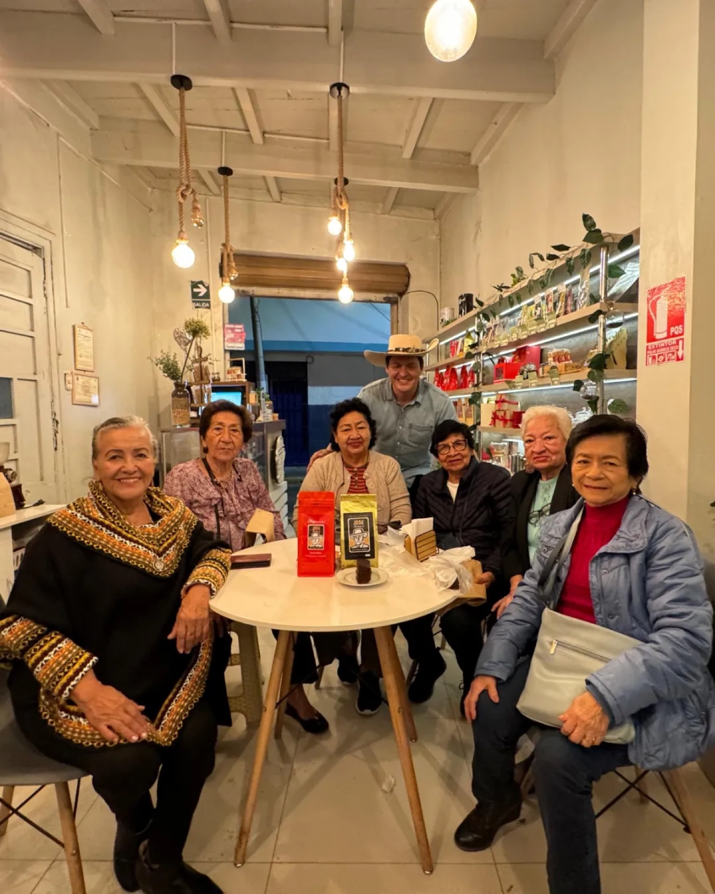 Grupo de clientas compartiendo en la cafetería José Antonio.