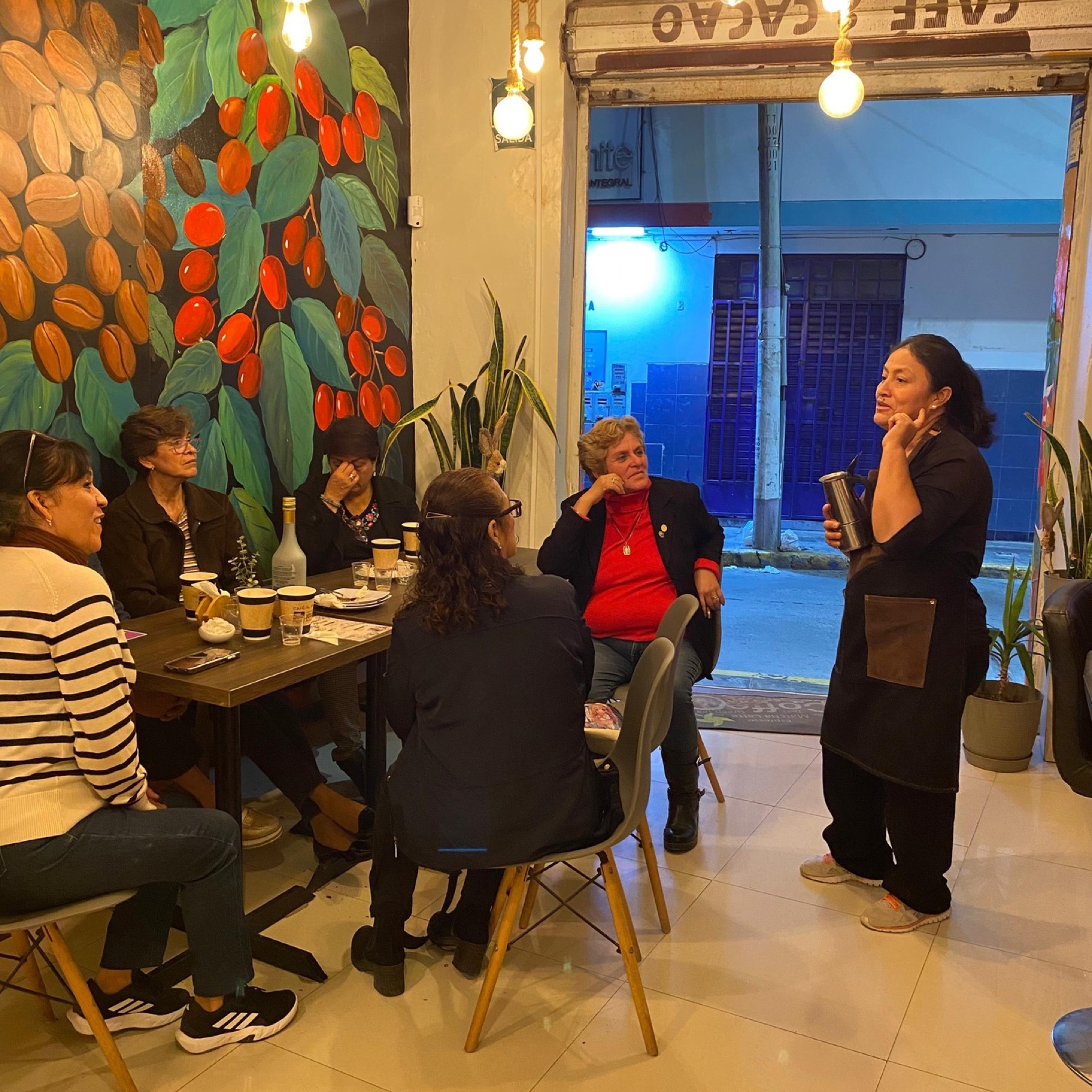 Sesión real en la cafetería José Antonio con explicación del café.